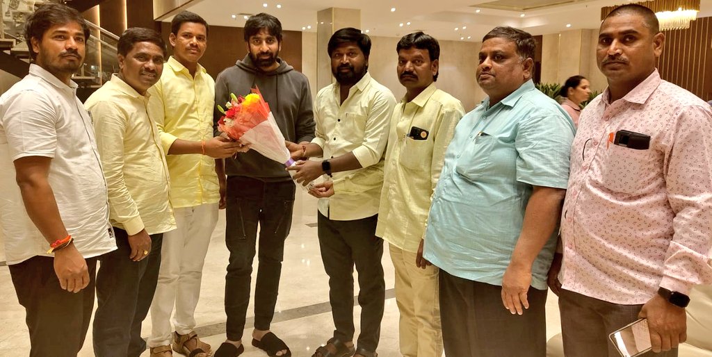 movies369's tweet photo. #వీరసింహారెడ్డి #ఆలూరు #SLNS లో రోజు 4 ఆటలతో డైరెక్ట్ గా 365 రోజులు పూర్తిచేసుకున్న సందర్భంగా #కర్నూలుజిల్లా & #ఆలూరు పట్టణ #బాలకృష్ణ గారి ఫ్యాన్స్ దర్శకులు @megopichand కలిసి అభినందనలు తెలిపి ఈ సందర్భంగా చిత్ర గోల్డెన్ జూబ్లీ వేడుకలు ఈ నెల 21వ తేదీన జరుపుటకు నిర్ణయించటం జరిగింది https://t.co/D3tiUxybH6