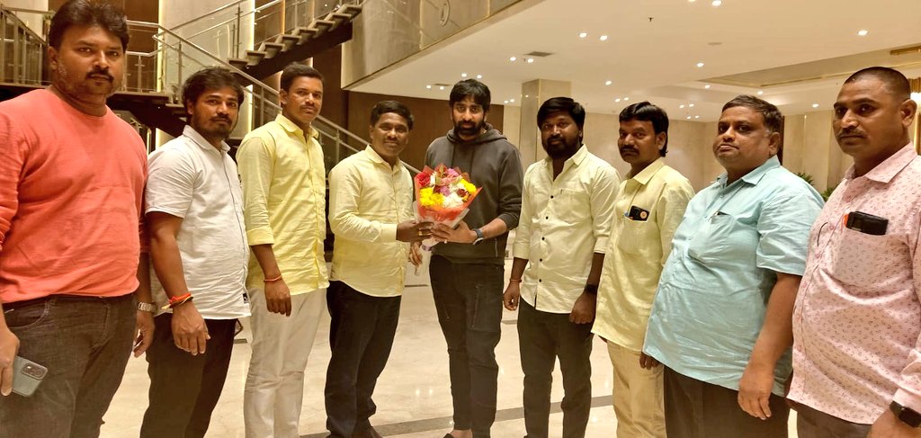 movies369's tweet photo. #వీరసింహారెడ్డి #ఆలూరు #SLNS లో రోజు 4 ఆటలతో డైరెక్ట్ గా 365 రోజులు పూర్తిచేసుకున్న సందర్భంగా #కర్నూలుజిల్లా & #ఆలూరు పట్టణ #బాలకృష్ణ గారి ఫ్యాన్స్ దర్శకులు @megopichand కలిసి అభినందనలు తెలిపి ఈ సందర్భంగా చిత్ర గోల్డెన్ జూబ్లీ వేడుకలు ఈ నెల 21వ తేదీన జరుపుటకు నిర్ణయించటం జరిగింది https://t.co/D3tiUxybH6