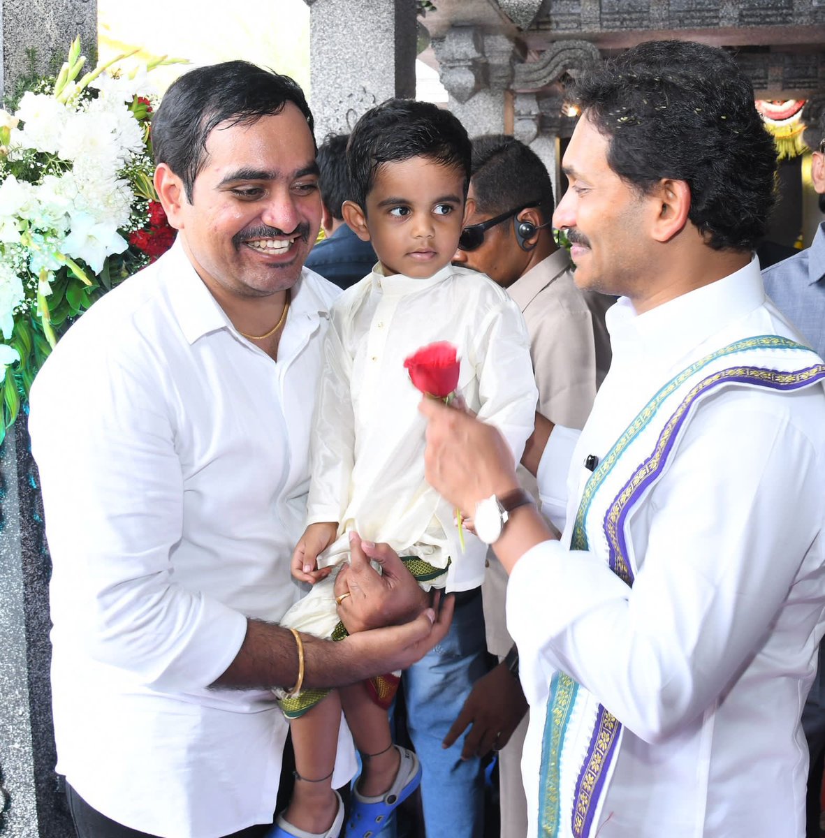 grkreddy25's tweet photo. సంక్రాంతి సందర్భంగా గౌరవనీయులైన ముఖ్యమంత్రి జగన్ మోహన్ రెడ్డి గారు మరియు భారతి మేడమ్‌తో https://t.co/0oQgpIlgiR