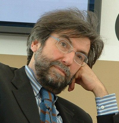 davidefaraone's tweet photo. Ad un lettore attento, che voglia approfondire le parole scritte sul Corriere da Galli della Loggia e non sorvolarle, si offrono due strade di interpretazione. Nella prima, la più benevola, la meno probabile, l’uscita di sicurezza che Galli della Loggia si riserva furbamente per scansare eventuali polemiche, l’editorialista pensa che i principi del modello inclusivo scolastico italiano vadano bene così, semplicemente non trovano completa attuazione e vanno trovati aggiustamenti. 
Nella seconda, quel modello con i ragazzi con  disabilità in classe (“unico al mondo” sottolinea), è un modello sbagliato che va azzerato, che tarpa le ali ai più bravi. In questo caso l’inclusione e l’integrazione vengono considerati una grande perdita di tempo, un ostacolo all’apprendimento dei ragazzi più bravi e fortunati che sono costretti a portarsi dietro il fardello di disabili e stranieri ignoranti. Sconsiglierei all’editorialista del Corriere della sera l’uso dell’accetta su temi così delicati. A maggior ragione quando a scrivere è una delle penne più importanti del nostro Paese, l’autorevolezza dovrebbe derivare dalla consapevolezza del peso della responsabilità che grava sulle parole che scrive. Gli consiglierei per questo di tornare in classe, di conoscere, approfondire, parlare con i ragazzi, con gli insegnati, i genitori e soltanto dopo esprimere un giudizio. 
Sia più curioso, percorra la strada meno semplice ma più efficace della profondità, scansi la superficialità.
So bene che il nostro modello d’inclusione è spesso ipocrita, scritto bene ma praticato male, che a volte le classi differenziali hanno trovato residenza nei corridoi delle nostre scuole. Ma mai mi sognerei di metterlo in discussione, semmai mi sforzerei di comprenderne i limiti e mi sforzerei di trovare le soluzioni più efficaci affinché funzioni. Anche perché tantissimi sono i casi di inclusione riuscita, di insegnati con grandissime capacità e dedizione. Se è questo l’obiettivo di Galli della Loggia, con me sfonda un portone e sono disponibile a confrontarmi con lui per offrire qualche idea.
Se invece l’idea di Galli della Loggia è che il sistema vada smantellato del tutto tornando alle scuole differenziali, in questo caso mi troverebbe in totale disaccordo. E alla base c’è una diverso significato, che io e lui daremmo di cos’è un “superuomo” e del ruolo della scuola nella nostra società. A scuola si impara e su questo siamo d’accordo, a scuola si misura anche il merito, e su questo ci siamo ancora un’altra volta. Ma l’apprendimento va al di là di ciò che sembra suggerire Galli della Loggia, c’è una materia che non si trova nei programmi scolastici, non ha ore prestabilite, non ha “insegnati di sostegno”, ma insegnanti, che coinvolge anche i ragazzi, non come badanti dei più deboli ma come fruitori di relazioni sensibili che ne accrescono la qualità umana. Una coesistenza che ti abitua alle differenze e ti mette al passo con un mondo che non potrà essere guardato da un oblò ma vissuto, e più lo vivrai e più quelle diversità ti sbatteranno in faccia e dovrai essere “formato” per non averne paura e scatenare odio. Questo per me è un “superuomo”: uno studioso che sappia stare al mondo, che come disse Tolstoj non si limita ad essere vivo perché sente il dolore, ma si sforza di essere umano perché sente anche il dolore degli altri. Nella scuola italiana, con tutti i limiti e con alcune eccezioni, tutto ciò sta accadendo, grazie all’abitudine a vivere insieme, a crescere insieme, ad essere inconsapevoli delle differenze e ad apprezzare addirittura il sapore delle diversità. Gli adulti, come nel caso di Galli della Loggia, si intromettono e rischiano di inquinare quella naturalezza nelle relazioni che c’è nelle nuove generazioni e che matura prevalentemente a scuola, grazie al nostro modello “unico”. Proviamo a seguire il corso senza costruire barriere.