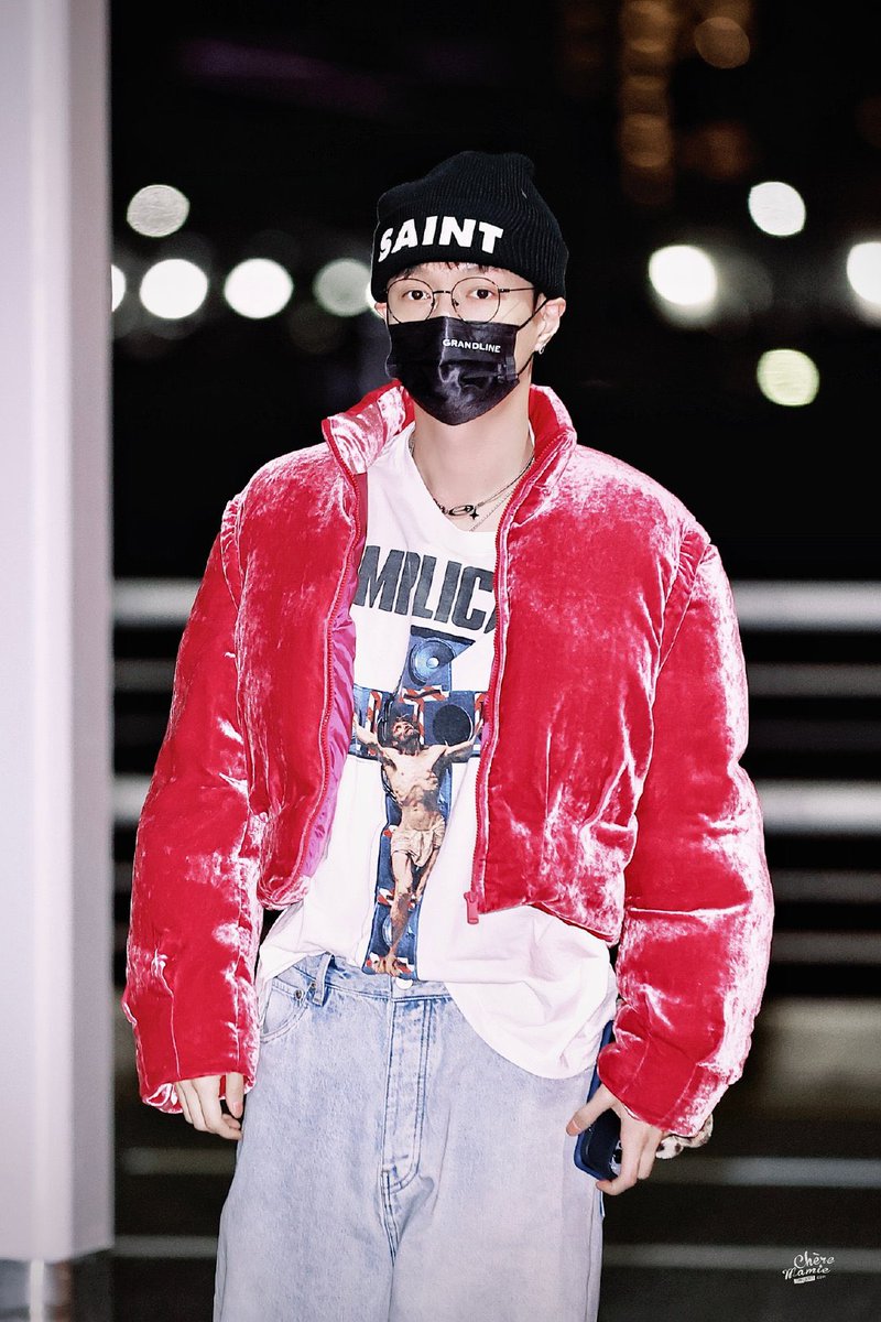 kokokbop's tweet photo. Yixing at the airport today! 🥹🩷 https://t.co/pL9IEaYWDp
