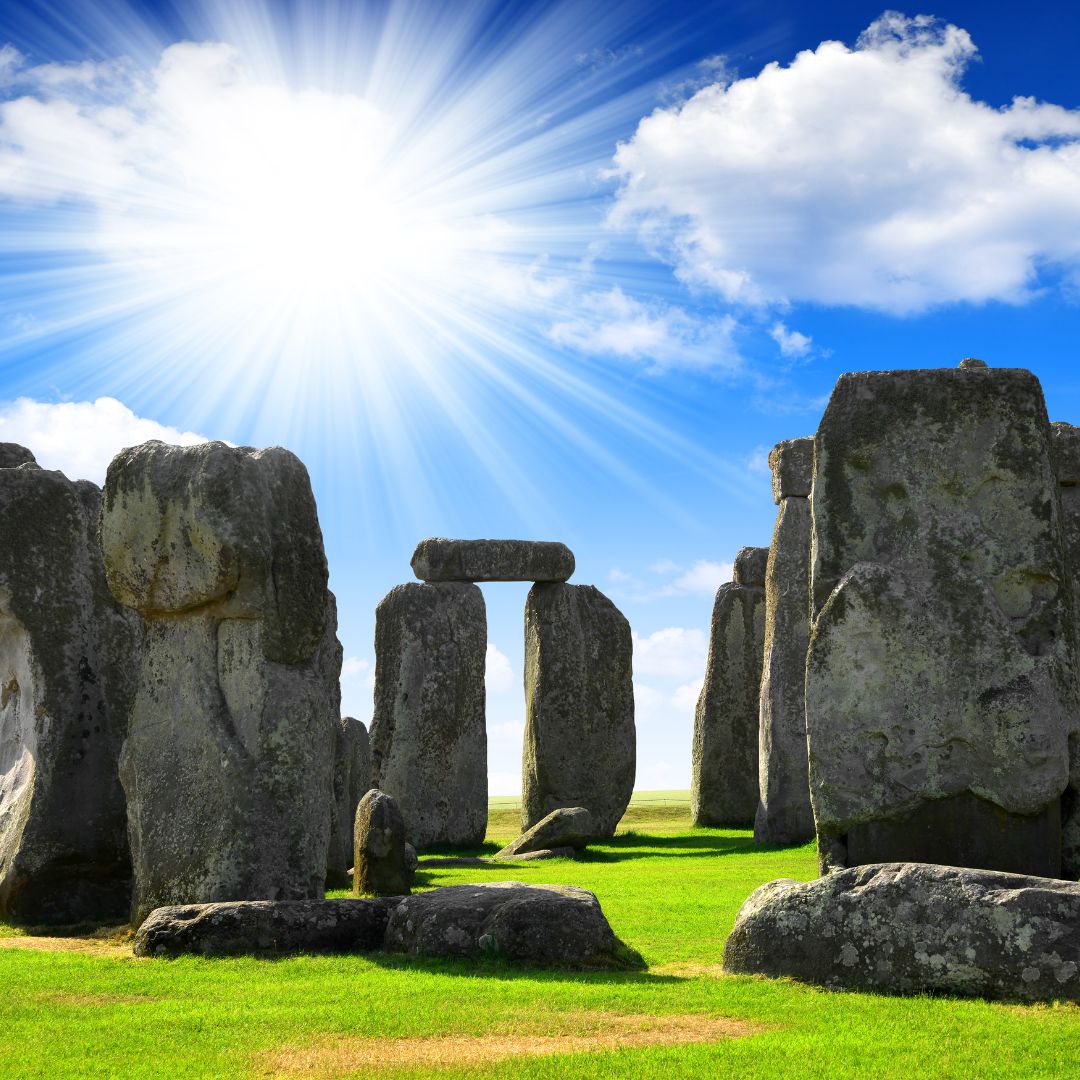 FINSAgency's tweet image. Day 14 Bucket List #7 – Stonehenge in England! This ancient stone circle has mystified us for centuries. The origins and purpose remain a subject of debate. Visit to walk among these massive stones and contemplate the mysteries of this monument. #BucketList #Stonehenge