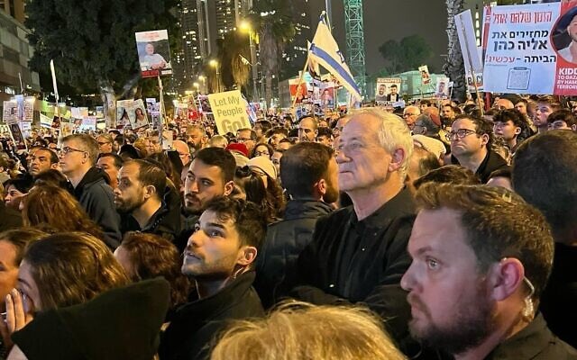 hg_may's tweet photo. On the 100th day of the new round of Palestinian-Israeli conflict, thousands of protesters gathered in Tel Aviv to call on the Israeli government to rescue the hostages. https://t.co/4TlARorWWN