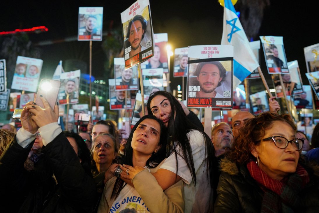 On the 100th day of the new round of Palestinian-Israeli conflict, thousands of protesters gathered in Tel Aviv to call on the Israeli government to rescue the hostages.