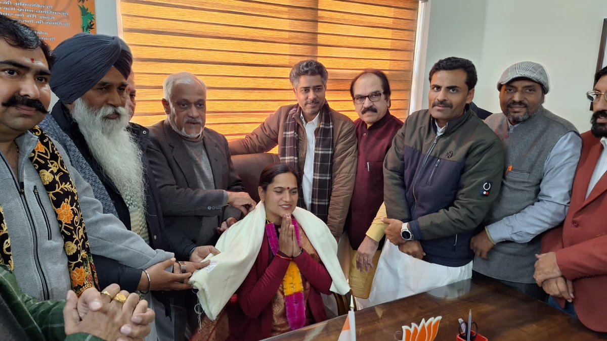 Jassi13831005's tweet photo. Congratulations  for new responsibility.. @nitasha_rakesh
. District President Sirsa 
@cmohry
@BJPMMHRY

 🎊 👏 💐 https://t.co/mVjs16CFhb
