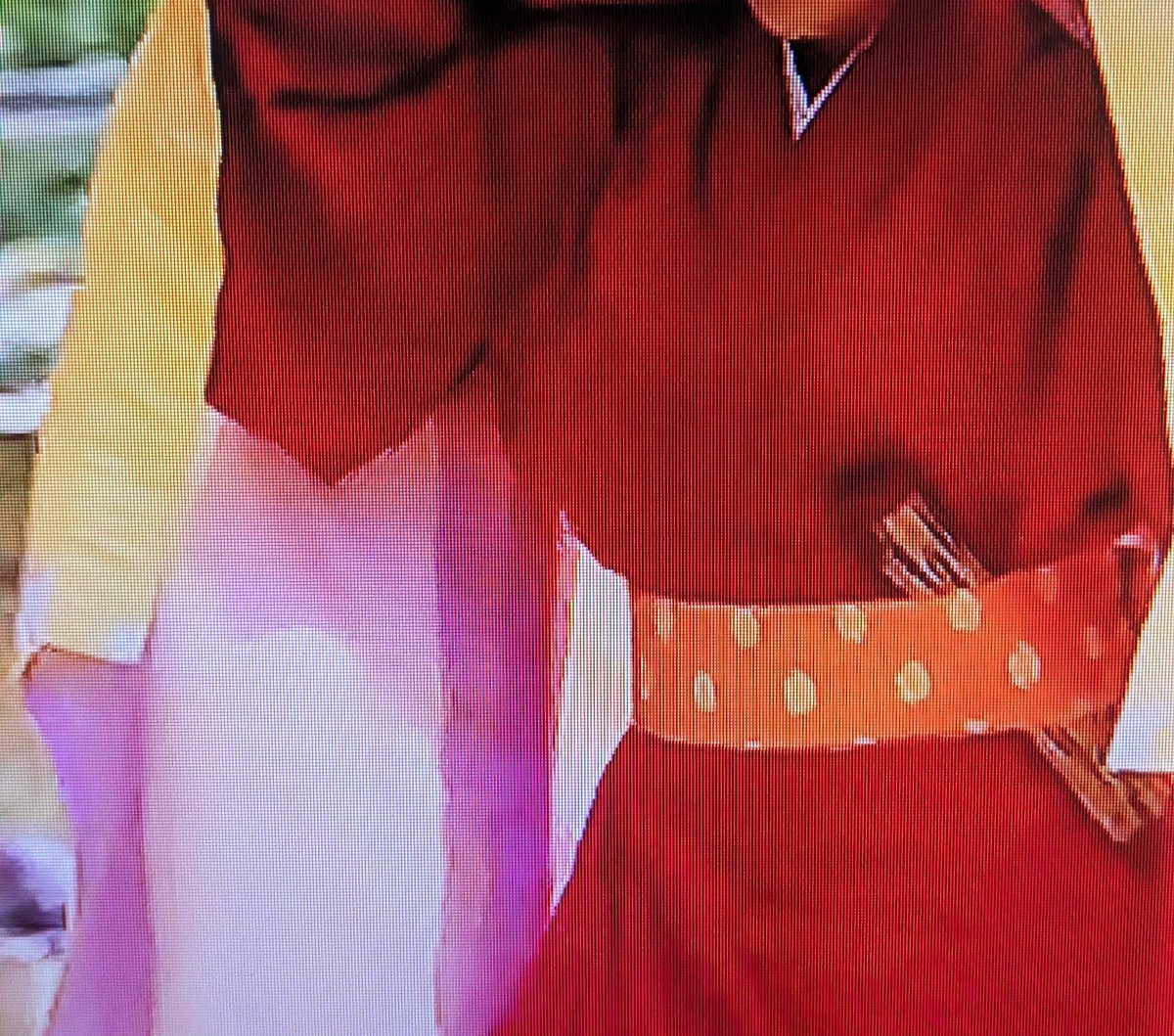 小袖の身幅の広さが分かりやすい場面。他のとこで袖口縫ってあったようなので小袖でいいと思う。
ただ平安中期に小袖の長着が庶民層であっても一般化してたかは微妙… 