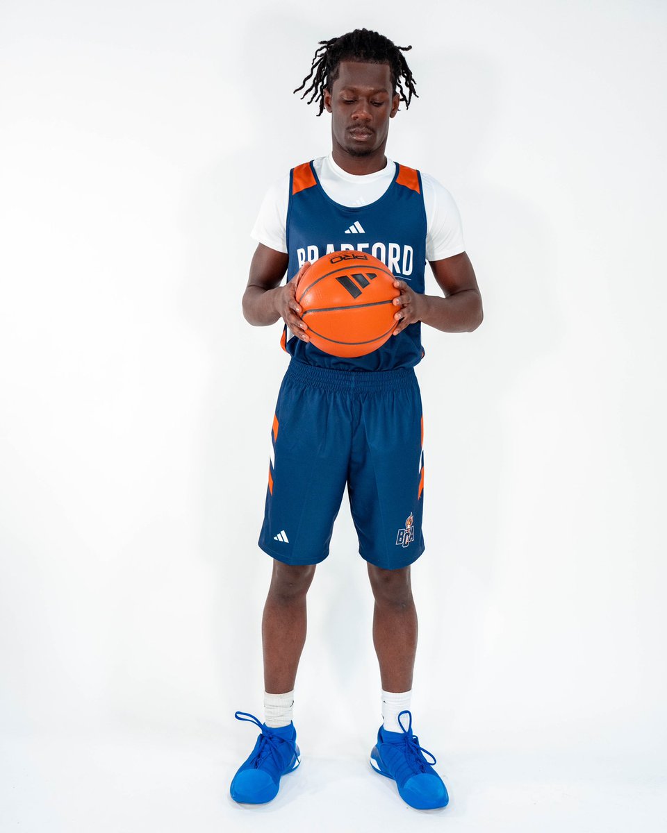 2024 guard Umari Seney with 14 points, 4 rebounds, 2 assists, and 2 steals in a big win over Brewster Prep. The athletic  lefty guard scores it and covers the best team’s player every night.  
A straight out winner!