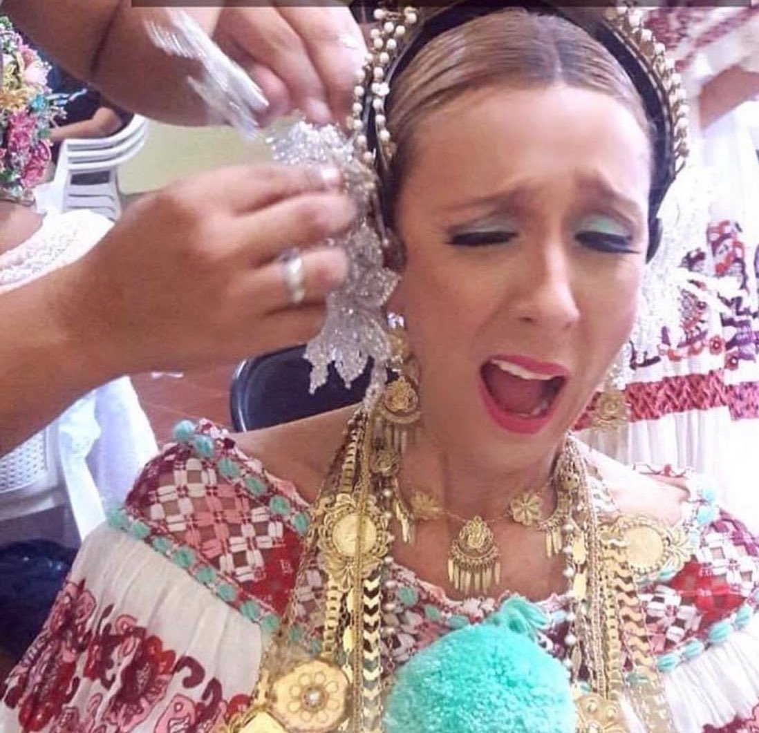 GabyGnazzo's tweet photo. Demasiados tembleques, aretes desproporcionados, es mejor no usar moños ni trenzas y rebozo de hamaca que no va a tono con la camisa ni la falda de hecho ese rebozo el profesor Eduardo Cano no recomienda su uso. Soy graduada de un diplomado sobre polleras, sé lo que digo. https://t.co/ACpfziOMB8