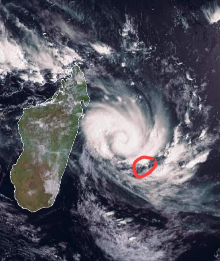 Une grosse pensée pour la Réunion, ma famille, mes amis, qui vont affronter un cyclone intense cette nuit... on croise les doigts pour qu'il n'y ait pas trop de dégâts 🤞🙏