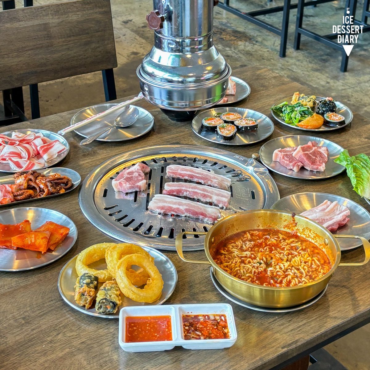 icedessertdiary's tweet photo. 𝐁𝐮𝐥𝐠𝐨𝐠𝐢 불고기 ปิ้งย่างเกาหลี บุฟฯไม่จำกัดเวลา แถมมีโปรฯ 4 จ่าย 3 อย่างคุ้มมม🤩 ไลน์อาหารแน่นๆ หมูสามชั้น คอหมูย่าง หมูหมัก ของกินเล่นเพียบ มีไส้ย่างกับปลาหมึกผัดซอสด้วยนะ ที่อยากอวยยศคือสันคอหมู เห็นชิ้นหนาๆ แต่นุ่มมากกก หมูสามชั้นก็เริ่ด นี่ย่างรัวๆ😋 @aroii #อร่อยบอกต่อ https://t.co/6ahnNib0T9