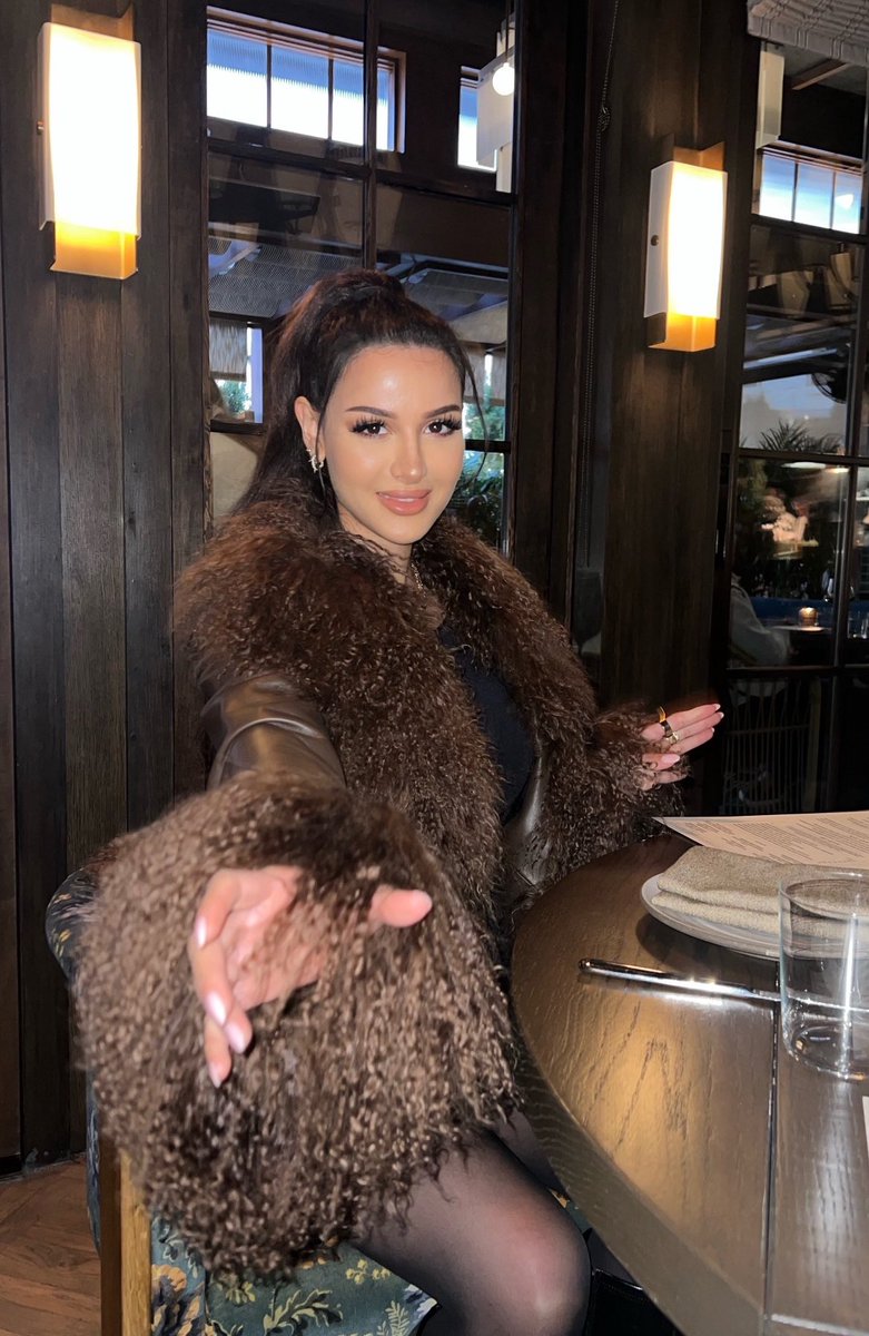 Lexxxi___h's tweet photo. Reaching for your dick! ♠️🐺 https://t.co/zGyAPhluCy