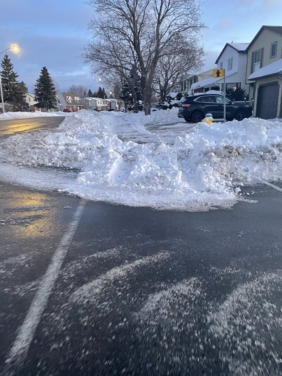 RobynHastie's tweet photo. Sidewalks and pathways in my part of #KanataSouth are still inaccessible (tickets have been submitted) @Kanata_SouthW23 https://t.co/p6bYQDNUMx