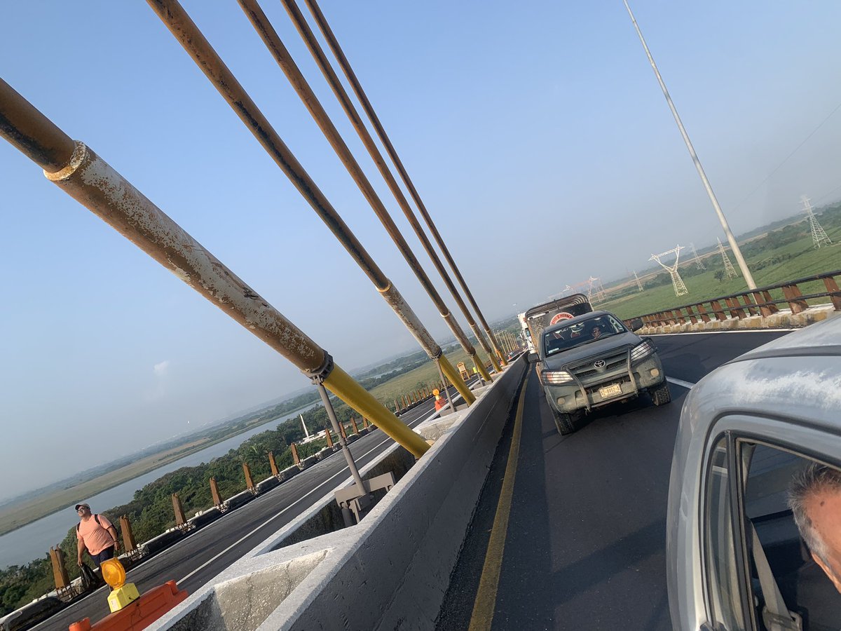 Rayreyedid's tweet photo. 1:30 minutos para subir al puente Dovali, y otra hora para surcar los baches de la “Autopista” @capufe creo no le es suficiente los $22.00 pesos por automóvil(sin contar demás) 😩 https://t.co/bHGrhLA9YA