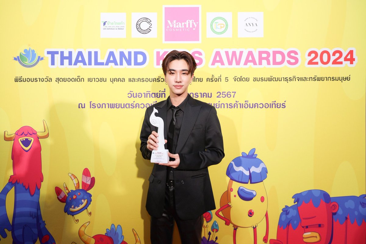 Hello_asian's tweet photo. “เพิร์ธ-ชิม่อน” คว้ารางวัลสาขา “นักแสดงตัวอย่างเยาวชน”จากเวที “THAILAND KIDS AWARDS 2024” ครั้งที่ 5
#PerthChimon 
#PerthTanapon
#ChimonWachirawit
🎉 ยินดีด้วยนะคะ

เรียกว่าสร้างความดีใจสุดๆ ให้กับ 2 นักแสดงคุณภาพ “เพิร์ธ-ธนพนธ์ สุขุมพันธนาสาร” และ “ชิม่อน-วชิรวิชญ์ เรืองวิวรรธน์” สังกัด “GMMTV” คอนเทนต์โพรไวเดอร์ชั้นนำของเมืองไทย ในเครือบริษัท “เดอะ วัน เอ็นเตอร์ไพรส์ จำกัด (มหาชน)” ที่ได้รับการคัดเลือกจาก “ชมรมพัฒนาธุรกิจและทรัพยากรมนุษย์” ให้เป็นนักแสดงตัวอย่างเยาวชนที่มีความสามารถ รวมถึงมีผลงานโดดเด่น และสร้างแบบอย่างที่ดีให้แก่เด็กและเยาวชนคนอื่นๆ โดยได้รับรางวัลสาขา “นักแสดงตัวอย่างเยาวชน” จากงานพิธีมอบรางวัลสุดยอดเด็ก เยาวชน บุคคล และครอบครัวแห่งประเทศไทย “THAILAND KIDS AWARDS 2024” ครั้งที่ 5 โดย “เพิร์ธ-ชิม่อน” เผยว่า “พวกเรารู้สึกดีใจมากๆ ที่ได้รับการคัดเลือกเข้ารับรางวัลในครั้งนี้ ขอบคุณคณะกรรมการทุกท่าน เราสองคนจะตั้งใจทำงานและเป็นแบบอย่างที่ดีให้กับน้องๆ เยาวชนต่อไปครับ” ซึ่งงานจัดขึ้นเมื่อวันอาทิตย์ที่14 มกราคม 2567 ณ โรงภาพยนตร์ควอเทียร์ ซีเนอาร์ต ชั้น 4 ศูนย์การค้าเอ็มควอเทียร์