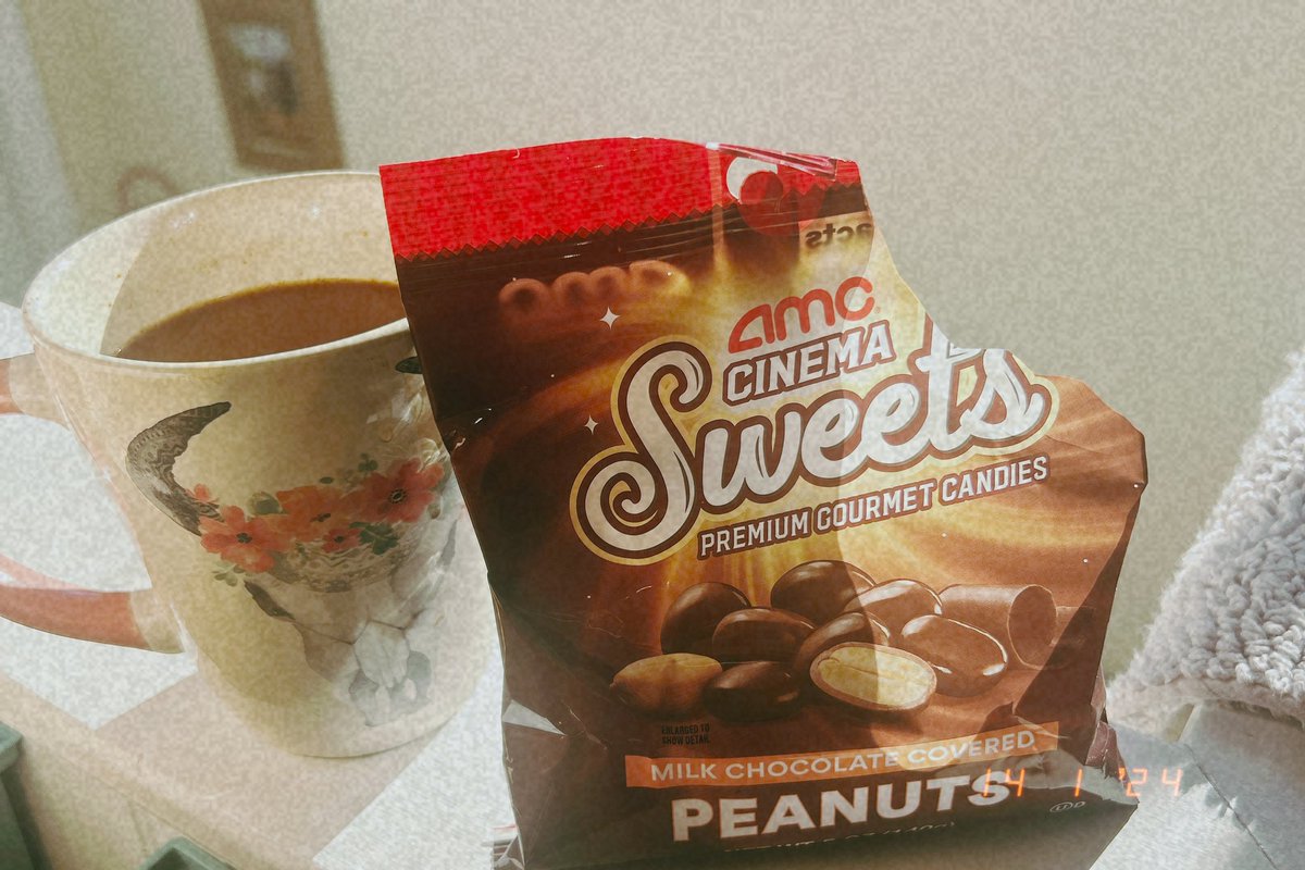 charligiirl's tweet photo. Easy. ☕️🍫🍿🤍
#sundayvibes #Coffee #AMCCinemaSweets $amc #atAMC https://t.co/HS0lPX0YaK