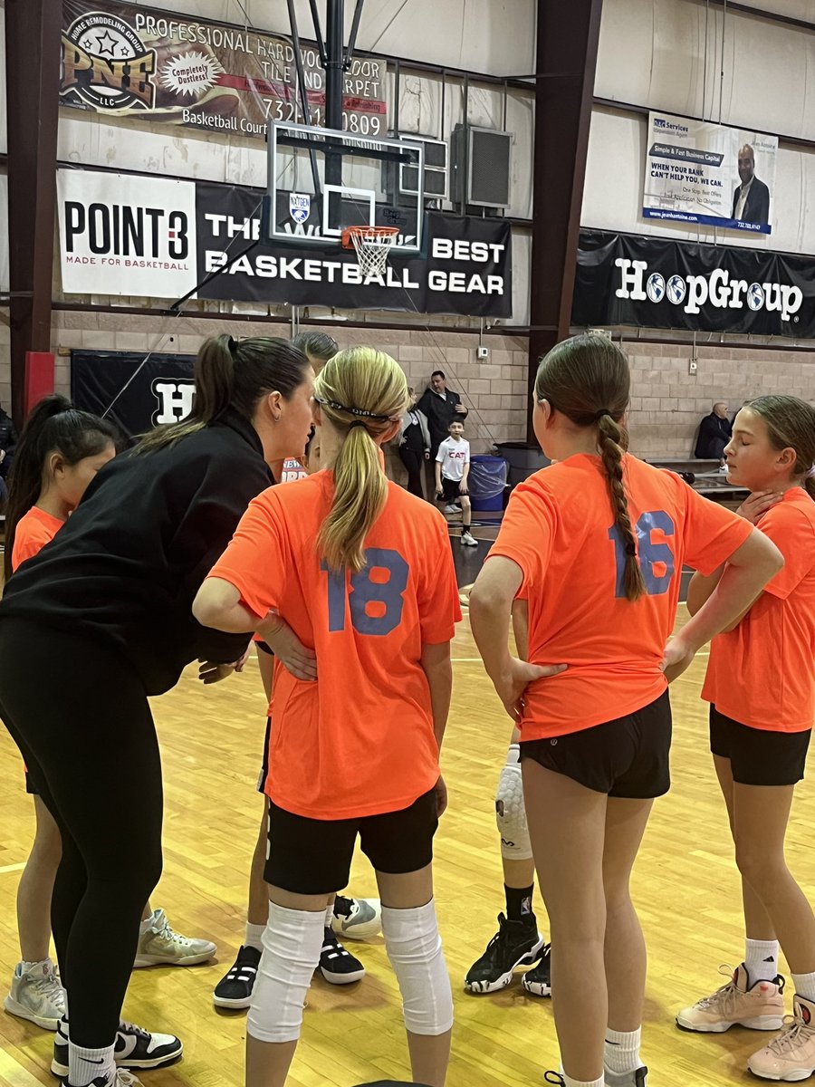 Coach Carroll coaching up her girls at Hoop Group Winter League! <a href="/caaitlinc/">Caitlin Carroll</a> <a href="/HoopGroupHQ/">Hoop Group HQ</a>