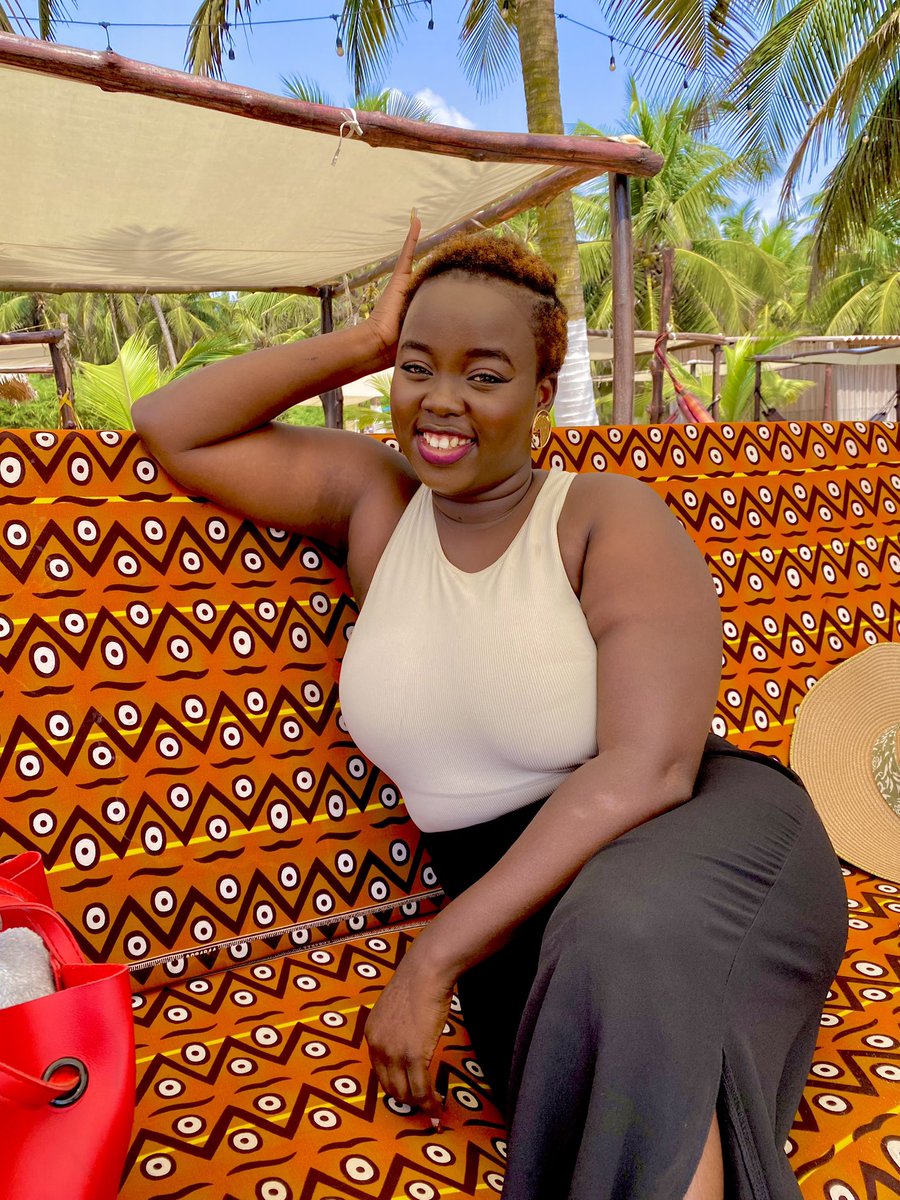 Sous le doux baiser du soleil et le murmure envoûtant des vagues, chaque moment sur cette plage devient une symphonie de bonheur. 🌊☀️. #ParadisSurTerre #ÉclatsDeBonheur #plage