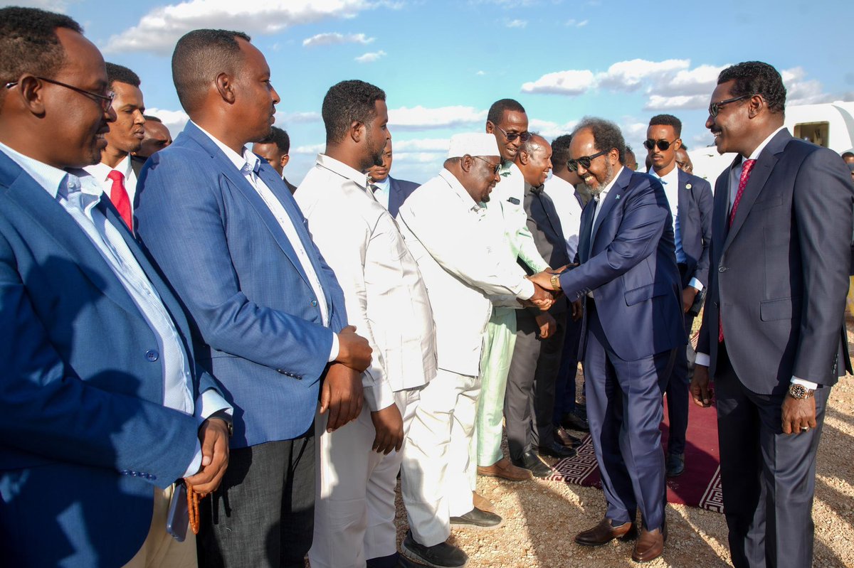 Madaxweynaha Jamhuuriyadda Federaalka Soomaaliya Mudane Xasan Sheekh Maxamuud oo dardargalinaya howgallada dalka looga sifeynayo Khawaarijta ayaa maanta gaaray magaalada Dhuusamareeb ee caasimada Galmudug.