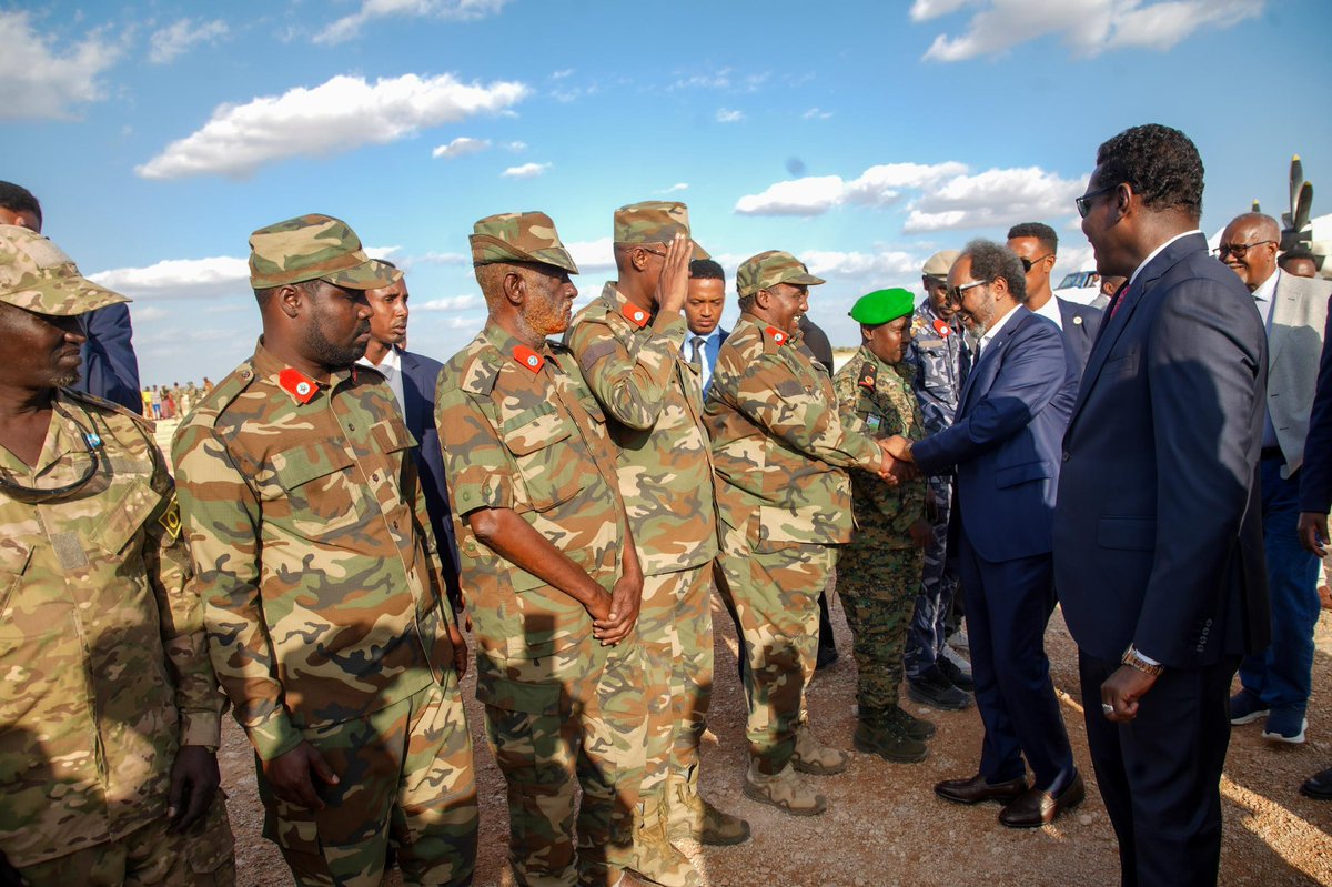 TheVillaSomalia's tweet photo. Madaxweynaha Jamhuuriyadda Federaalka Soomaaliya Mudane Xasan Sheekh Maxamuud oo dardargalinaya howgallada dalka looga sifeynayo Khawaarijta ayaa maanta gaaray magaalada Dhuusamareeb ee caasimada Galmudug. https://t.co/cRZgeC0wce
