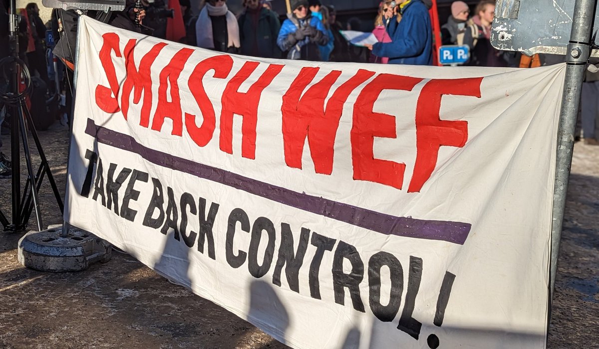 Hunderte haben heute ln Davos gegen das #WEF protestiert. Gegen das Treffen der Mächtigen und Reichsten hinter verschlossenen Türen!

Es braucht endlich radikale Massnahmen gegen die Krisen und Kriege!