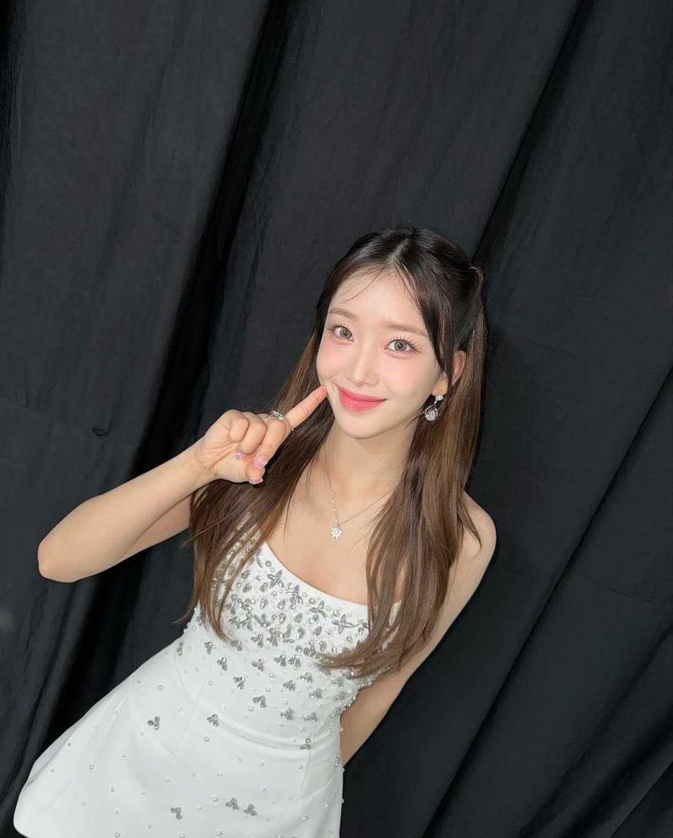 SUWMlN's tweet photo. The city's energy pulses in the background, a silent witness to the glamour and artistry she brought to the Golden Disk Awards, making the Jakarta event a memorable chapter in her journey through the world of music and recognition. https://t.co/j6CJJCKibC