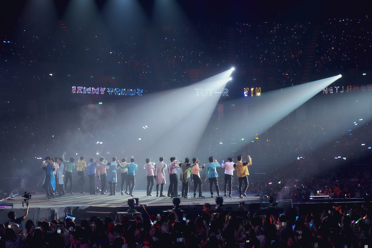 Jamessu_w's tweet photo. เป็นคอนเสิร์ตที่สนุกและ���ีความสุขมากที่สุดในชีวิต ดีใจทุกครั้งที่ได้ไปซ้อมเพราะว่าได้เจอกับทุกคน 21 คนได้พูดคุยเล่นได้เล่นได้หัวเราะแล้วเหนื่อยไปด้วยกัน ทำให้รู้สึกคิดถึงสมัยก่อนแต่ตอนนี้ทุกคนต่างเติบโตขึ้น และมีเส้นทางในชีวิตของตัวเองแต่สุดท้ายได้กลับมารวมกันอยากขอบคุณพี่อ๊อฟและทีมงานทุกคนที่เกี่ยวข้องกับคอนเสิร์ตในครั้งนี้ ที่ทำงานอย่างหนักและเชื่อในตัวพวกผมอยากขอบคุณแฟนแฟนทุกคนไม่ว่าจะเป็นด้อมไหนหรือเมนใครขอบคุณที่ซัพพอร์ตและเอ็นจอยกับคอนเสิร์ตในครั้งนี้ขอบคุณที่สละเวลาของตัวเอง เพื่อมาชมและมาอยู่กับพวกผมหวังว่าถ้ามีโอกาสเราจะได้เจอกันอีกนะครับด้วยรักและคิดถึง
#DMDLAND2CONCERT