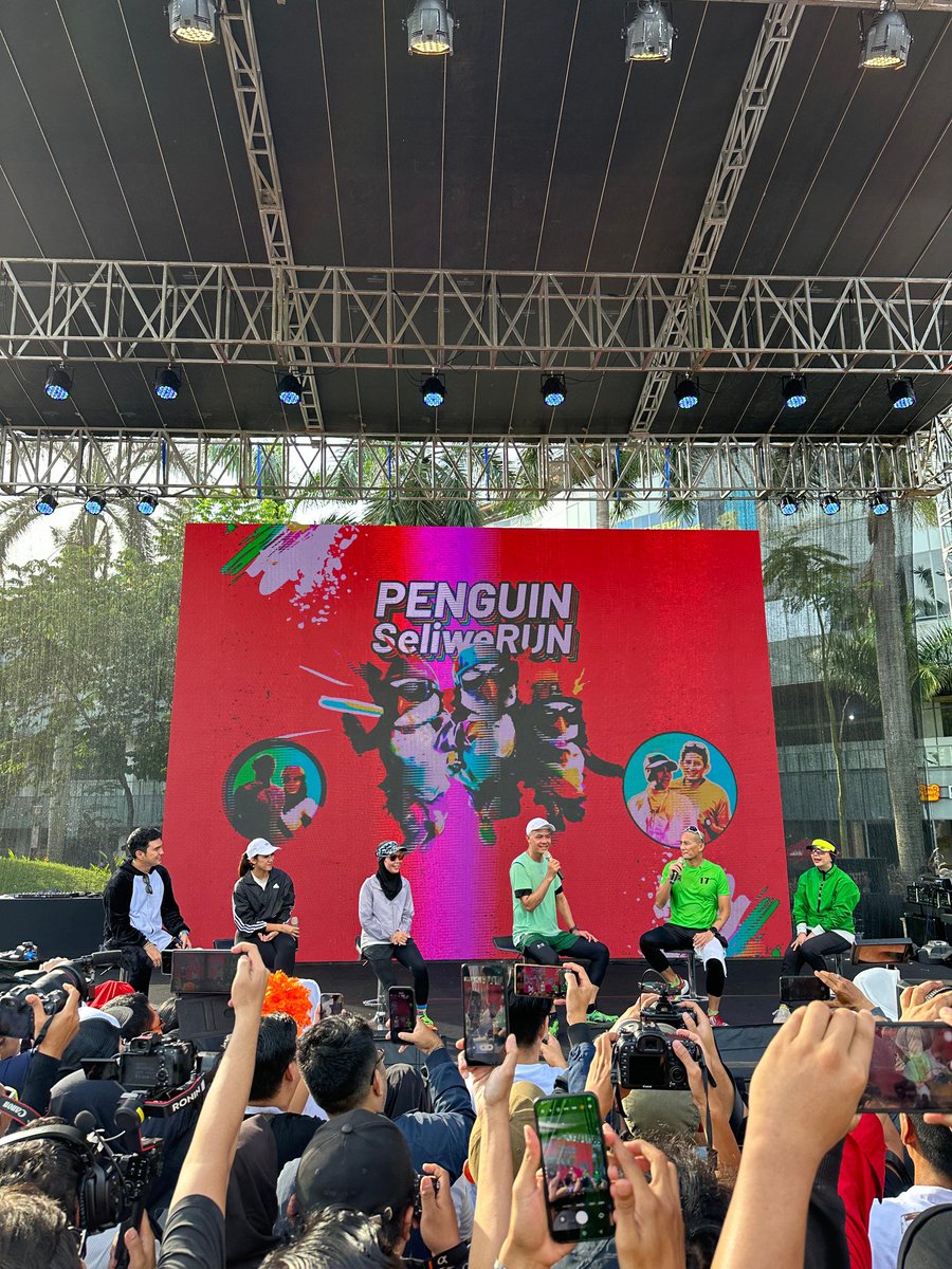 vaguze's tweet photo. Pak Ganjar dan Pak Sandiaga Uno terlihat begitu akrab saat berlari bersama di SliweRUN, menciptakan semangat kebersamaan yang luar biasa.
#GanjarMahfud2024
#GanjarSandiSeliweRUN
#3GASPOL https://t.co/gT9tcNrNnw