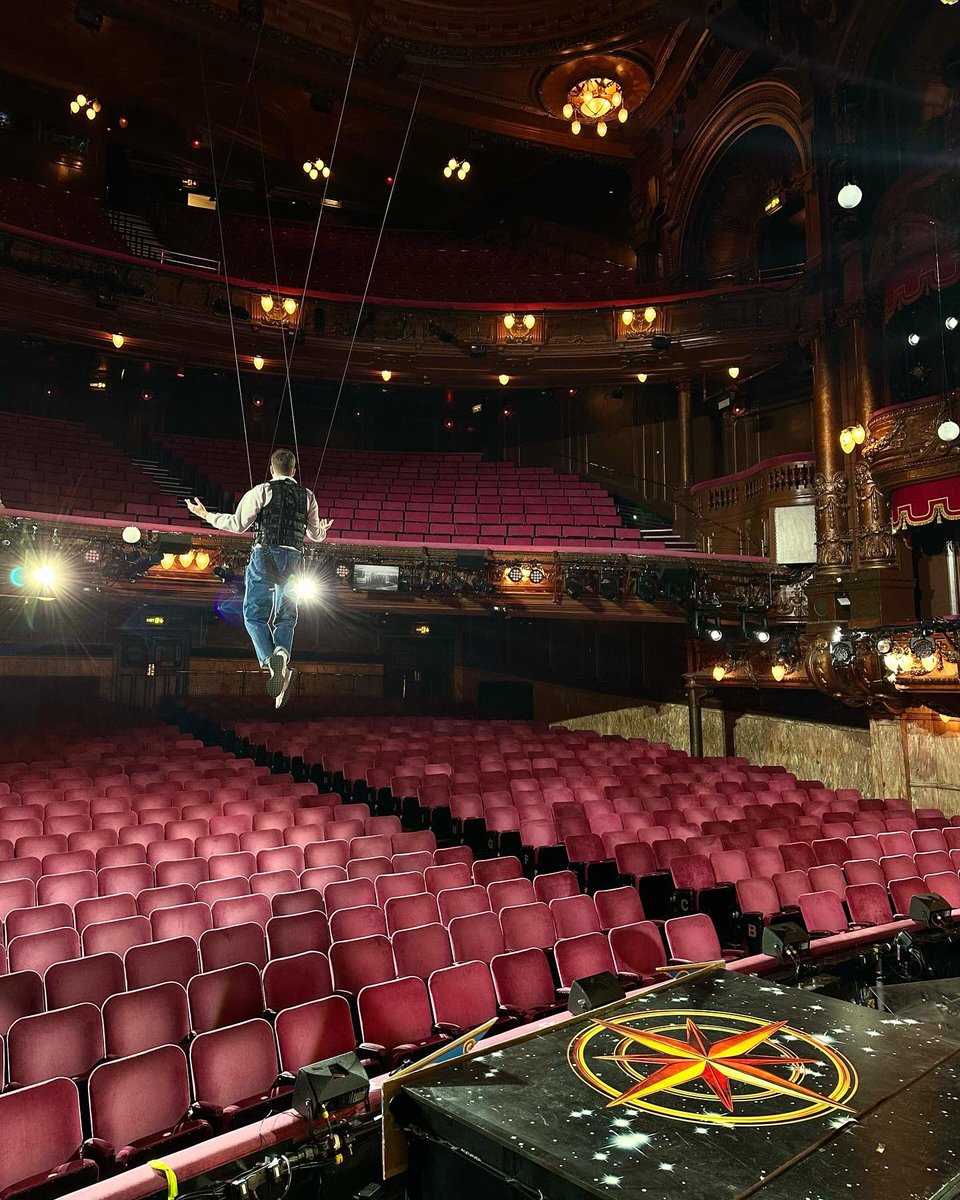 chrishewittuk's tweet image. Last day at the @palladiumpanto. Such a gorgeous company who have all made this show one to remember. Huge thanks and love to Michael Harrison, Greg Arrowsmith, Karen Bruce, Jonathan Kiley and all at @xroads_live and @MHARRISON_ENT for having me 🏴‍☠️💫🧚❤️