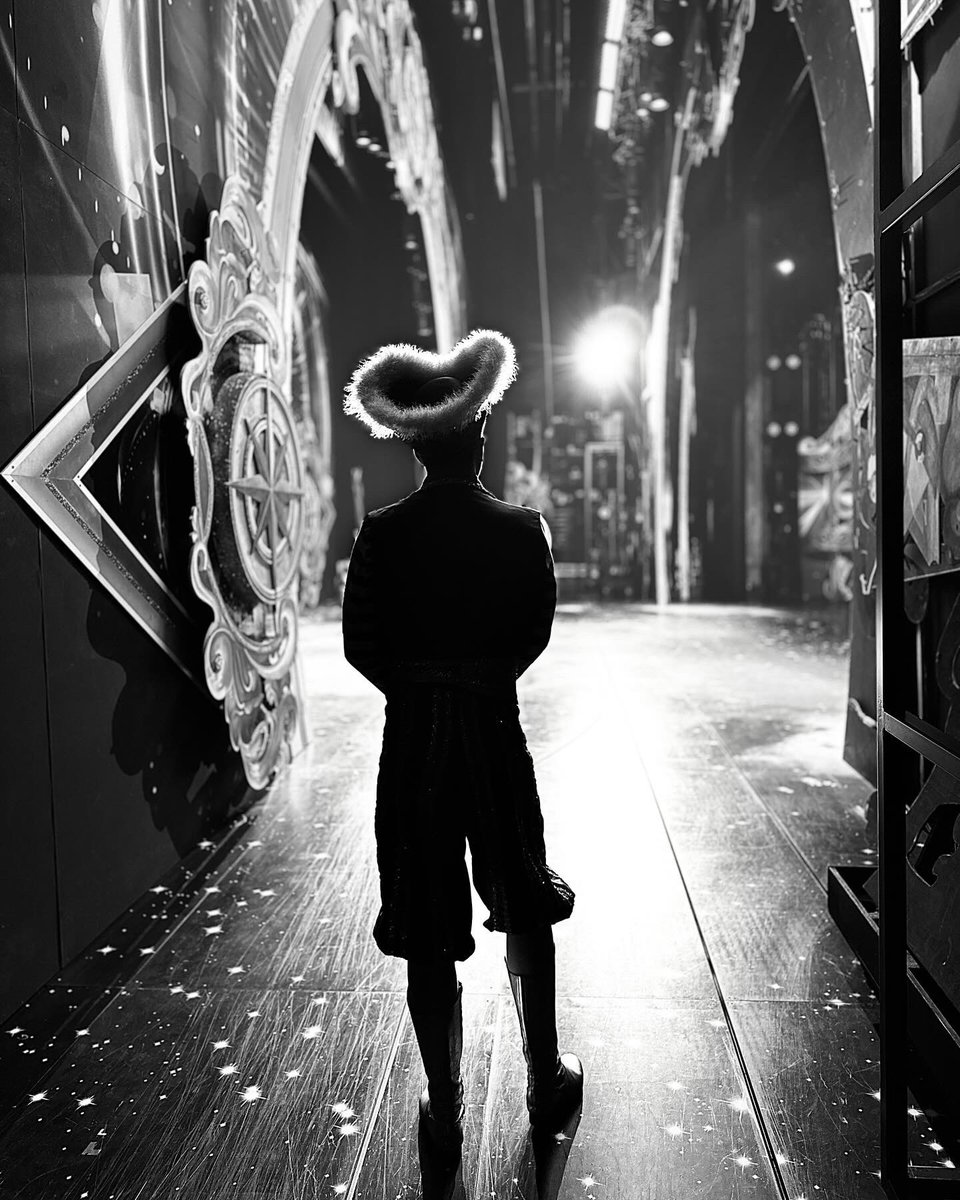 chrishewittuk's tweet image. Last day at the @palladiumpanto. Such a gorgeous company who have all made this show one to remember. Huge thanks and love to Michael Harrison, Greg Arrowsmith, Karen Bruce, Jonathan Kiley and all at @xroads_live and @MHARRISON_ENT for having me 🏴‍☠️💫🧚❤️