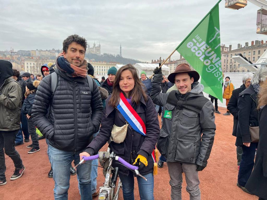 BBadouard's tweet photo. Les Lyonnais•es au rdv de la solidarité !

Nous sommes mobilisés contre la loi immigration, indigne des valeurs de notre République.

Nous sommes présents pour montrer les valeurs humanistes et d'entraide de la France. https://t.co/iNyYouRNlQ