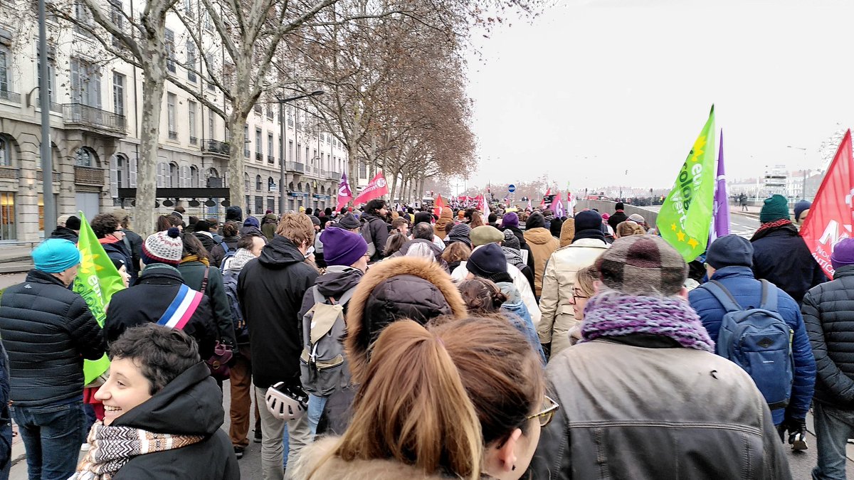 BBadouard's tweet photo. Les Lyonnais•es au rdv de la solidarité !

Nous sommes mobilisés contre la loi immigration, indigne des valeurs de notre République.

Nous sommes présents pour montrer les valeurs humanistes et d'entraide de la France. https://t.co/iNyYouRNlQ