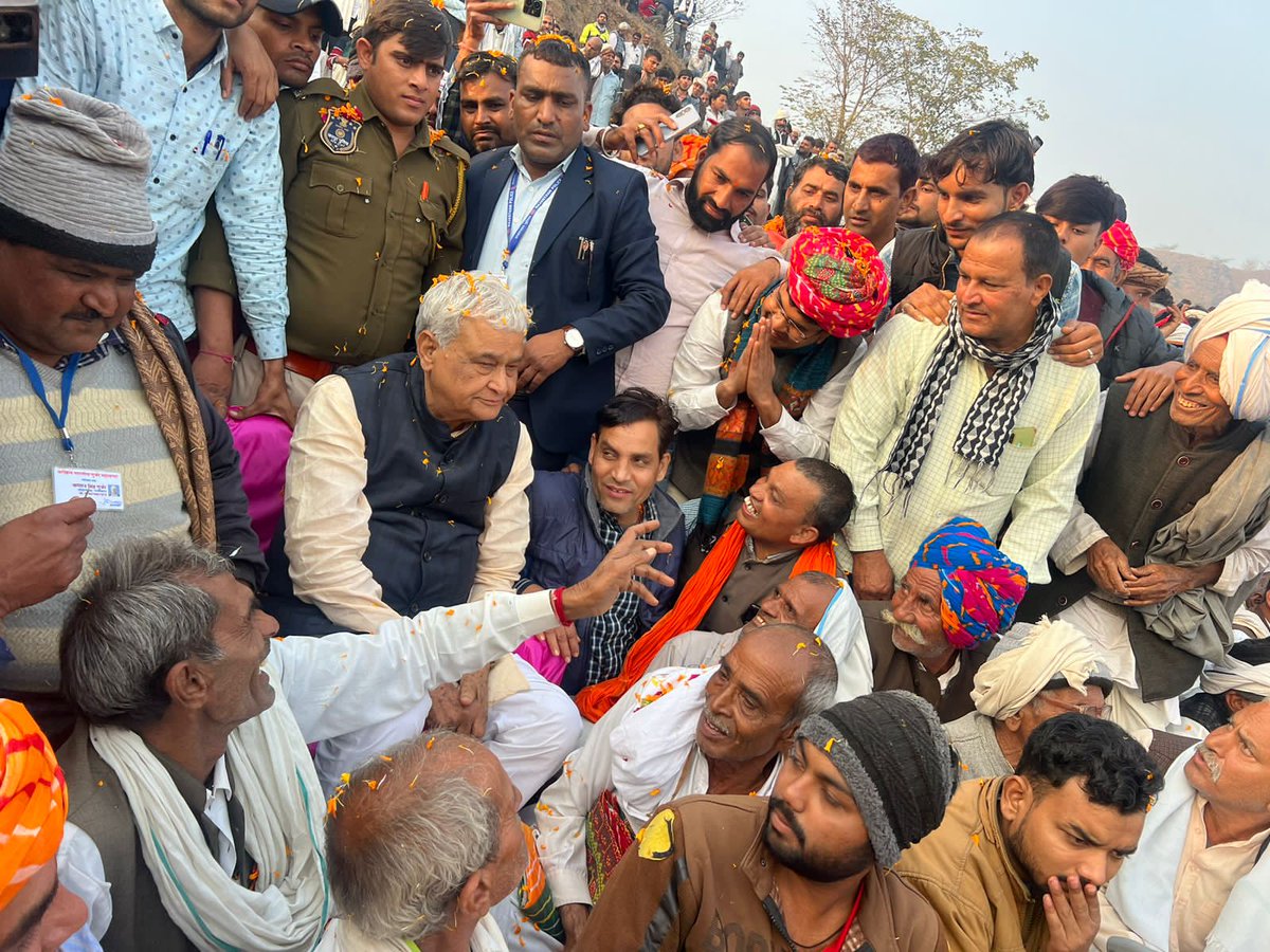 DrKirodilalBJP's tweet photo. ग्राम लोटवाडा, सालिमपुर (महुआ) में कुश्ती दंगल एवं ग्राम पलानहेडा में पद दंगल कार्यक्रम में शिरकत कर दंगल में हिस्सा ले रहे पहलवानों/पद गायक बंधुओं को शुभकामनाएँ प्रेषित कर उपस्थित आमजन से आत्मीय संवाद की। (1/2) https://t.co/EET8IEXYK7