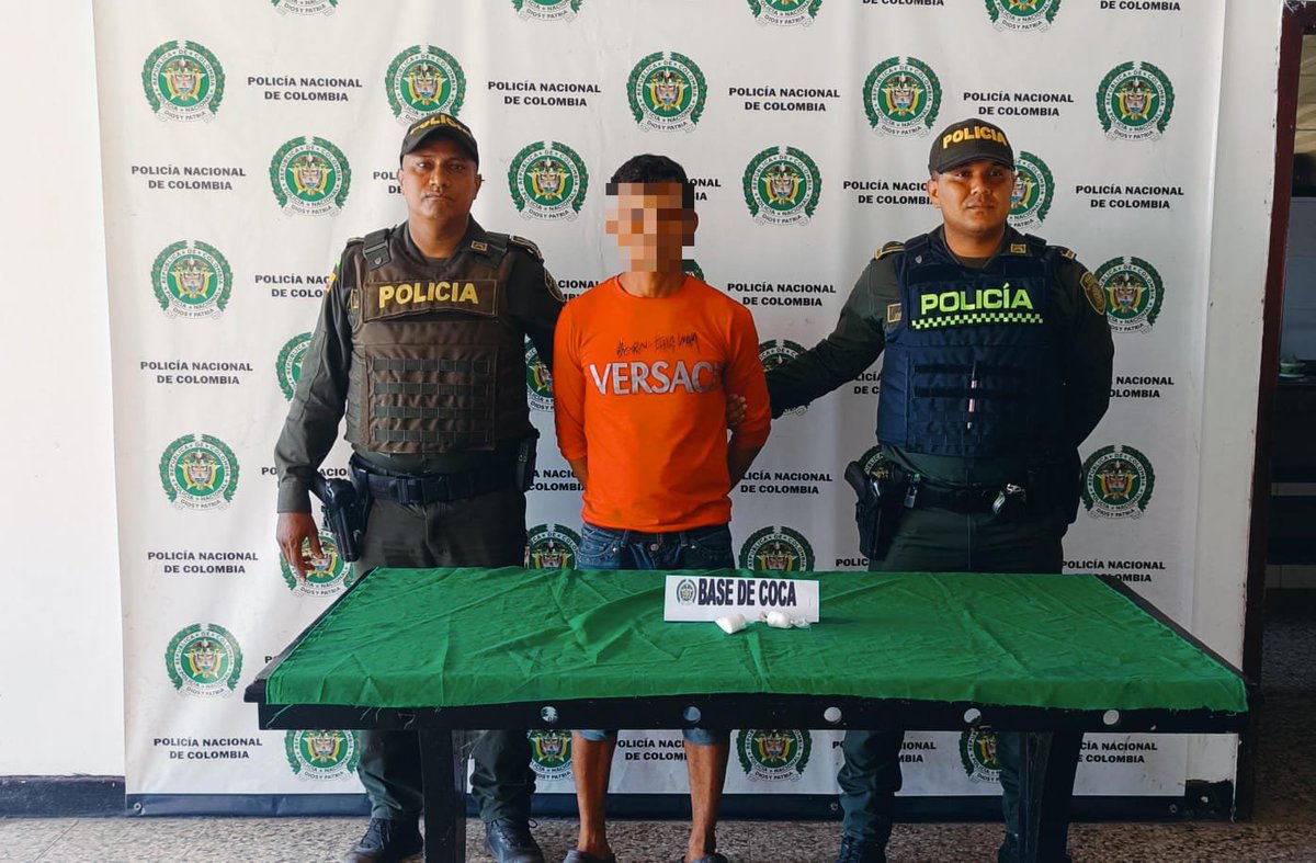 PoliciAtlantico's tweet photo. Mantenemos la lucha contra el tráfico local de estupefacientes en el #Atlántico, en las últimas horas sobre el casco urbano del  municipio de #Polonuevo un hombre de 34 años de edad fue capturado cuando transportaba más de 40 gramos de base de coca.

#DiosYPatria https://t.co/NeUL5LiFnj