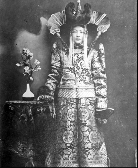 archeohistories's tweet photo. Queen Genepil (1905-1938), the last wife of the last Mongol Khan, is a woman shrouded in mystery yet one whose story has endured. She was queen consort for less than a year in 1924 but her story has captivated successive generations. Following her husband's demise, she faced arrest and execution in 1938 as part of Stalin's systematic campaign to eradicate Mongolian culture and any remnants of the old regime. 

Genepil's daughter, Tserenkhand, who managed to survive the Great Purge, vividly remembered her mother's sudden disappearance during her childhood. At the debut of a film about the late queen her 70-year-old daughter Tserenkhand recalled sudden disappearance of her mother as a child saving, "They took her away at night. She did not wake us, only left a piece of sugar on our pillows. I still remember the joy of a sudden discovery of that rare delicacy in the morning". 

According to historical evidences, Genepil was born Tseyenpil in 1905 to a family in Northern Mongolia, around Baldan Bereeven Monastery. The Vll Jetsundhampa, the Bogd Khan, married his first wife, the famous Ekh Dagina, after falling madly in love with her and her death in 1923 effected ailing monk-monarch profoundly. After death of Queen Dondogdulam in 1923, Genepil was chosen as her successor among a group of women between ages of 18-20 years old who were selected by the king's counsellors. Genepil was already married to a man named Luvsandamba. Queen Genepil lived with the Bogd Khan until his death on 20 May 1924, when monarchy was abolished. She then returned to her family, after leaving Mongolian Royal Court, though it is unknown if she went back to her first husband or ever remarried. Sadly, with the Khan gone, communists were able to drop all pretences and instituted a vicious crackdown against al reminders of the old regime. Because of her former status Queen Genepil was targeted, arrested in 1937 and, along with her family, was executed in the purges of 1938. All that remained of her memory was a secret, forbidden song passed on to a historian by an old man who had been taught it by a former servant of the Bogd Khan, who taught it to him while the two were imprisoned by the communists.

This brutal campaign resulted in a significant loss of life, including the near-extinction of Mongolia's shamans and Buddhist lamas. It is estimated that between 20,000 and 35,000 "enemies of the revolution" were executed during this period, which represented approximately 3 to 5 percent of Mongolia's total population at the time.

Aftermath, in 1937, government of Mongolian People's Republic  accused (falsely) Genepil of colaborating with the Japanese to restore the old government of Mongolia (Mongol khanate), as she gathering  materiel in order to stage an uprising with the help of Japan. She was subsequently arrested and executed at age 33, she was five months pregnant, at the time of her execution, in May 1938, as part of the Stalinist repressions in Mongolia.

📷 : Queen Genepil portrait photograph from 1920s, by Luther Anderson, Nat Geo Magazine. 

#archaeohistories