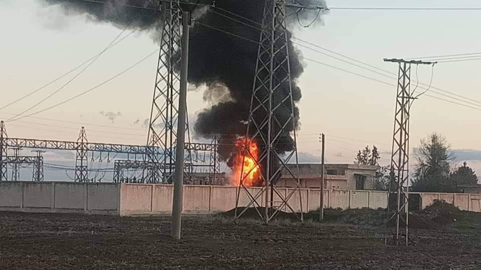RojavaIC's tweet photo. In October, Turkey conducted an airstrike on Amude's electricity station, which serves Amude city plus its 3 countryside lines (Tel Habash, Tel Mozan, Heseke) and the Darbasiyah transfer station.

Today, Turkey re-targeted the same station.

https://t.co/Z7hoOOxyXh https://t.co/On7lteu9rk