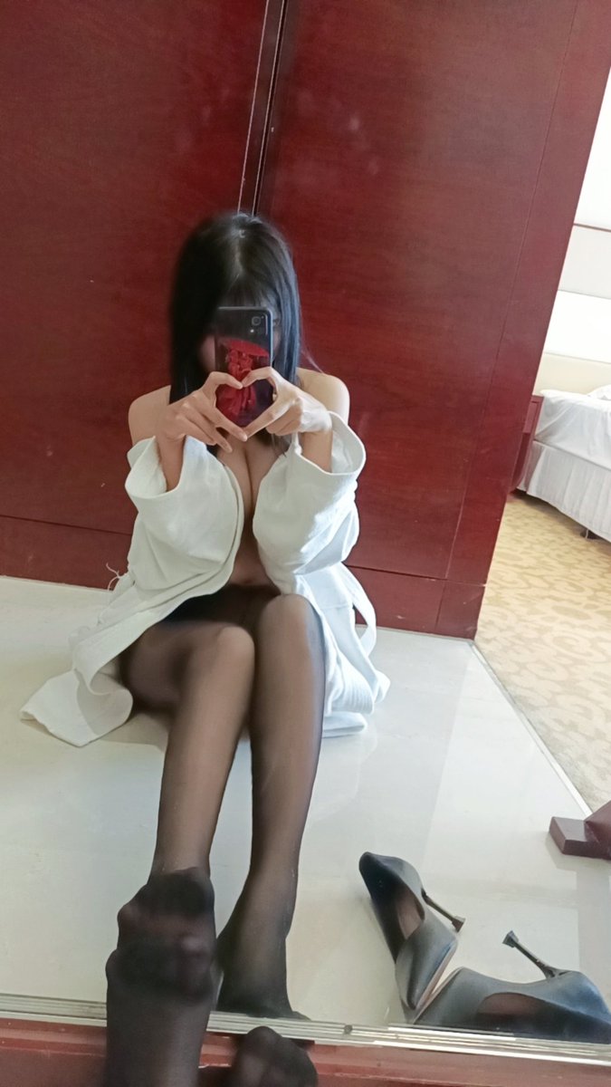 lingshi02's tweet photo. 宝贝们想我了吗 https://t.co/DpLDUs0Jls