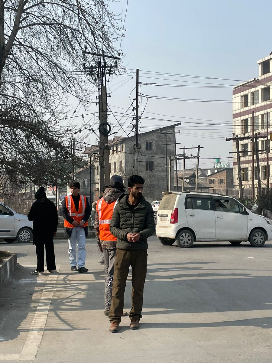 Knovatic_found's tweet photo. Yesterday at Hazratbal, sgr regarding traffic awareness programe under @nyksindia Road Safety week 2024 program, along with the volunteers of @bsgnhq supported by @SSPTFCSGR @Knovatic_found 
Together we can save millions of life.
@Shahim_Nisar 
@OfficeOfLGJandK https://t.co/9oDNpE1u7t