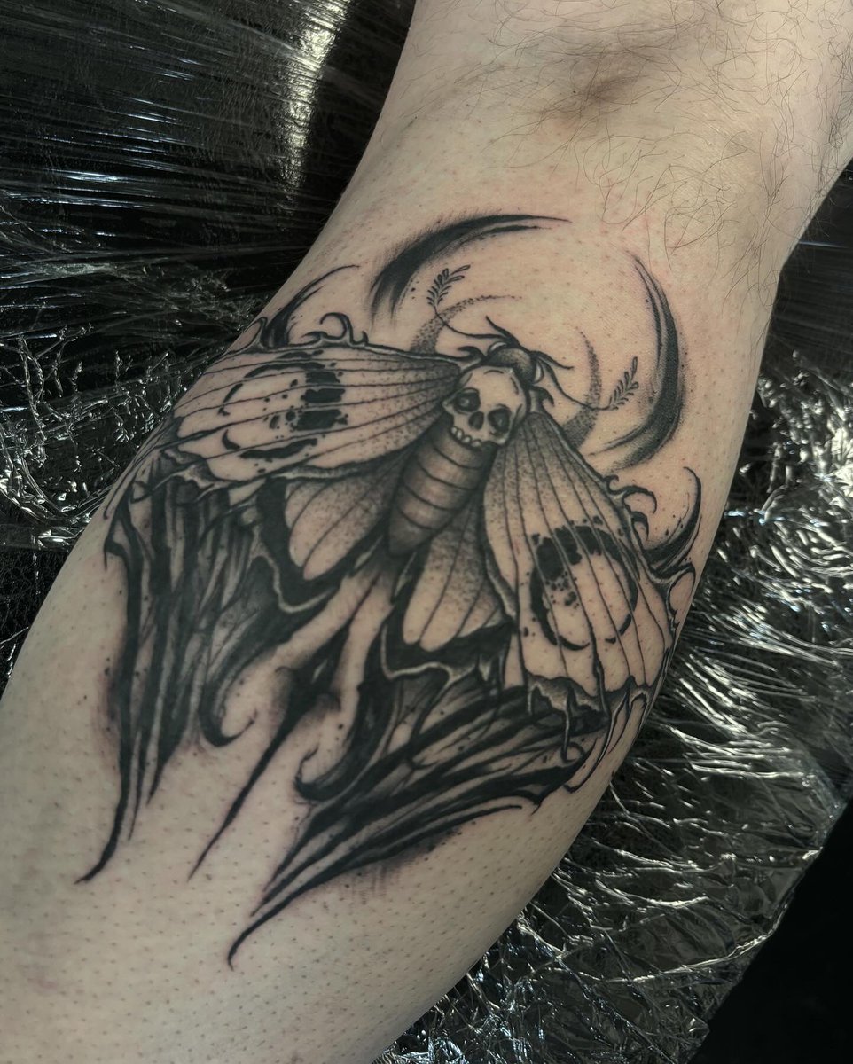 laaakenn's tweet photo. haven’t posted my work on here in a while but I graduated my apprenticeship a year ago, so here’s a couple freshies and a healed nun for your feed https://t.co/0k360E5ksS