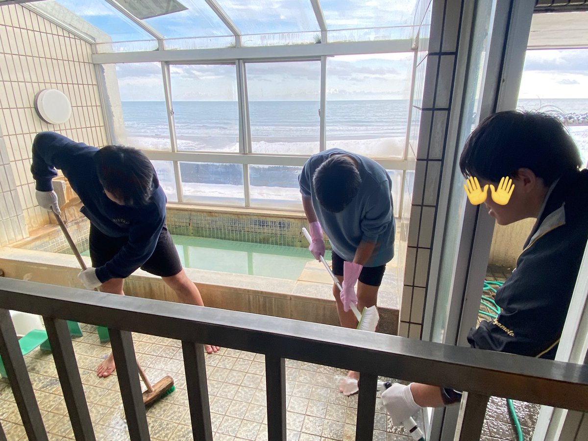 あみだ湯運用に向けて♨️
子ども達と、掃除しました。NPO法人カタリバさんと共に。番台をやりたいという子達もちらほら。何か目の前にやれることがあって、誰かのためになってるなら。搾取構造でも、感動ポルノとして消費させるでも無く。
あとは、地下水上がってくれることを祈るだけです🙏