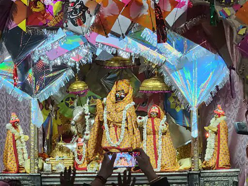 इस वर्ष की मकर संक्रांति, 
आपके लिए हो तिल लड्डू जैसी मीठी !
मिले कामयाबी पतंग जैसी उंची, 
इसी कामना के साथ हैप्पी मकर संक्रांति !!