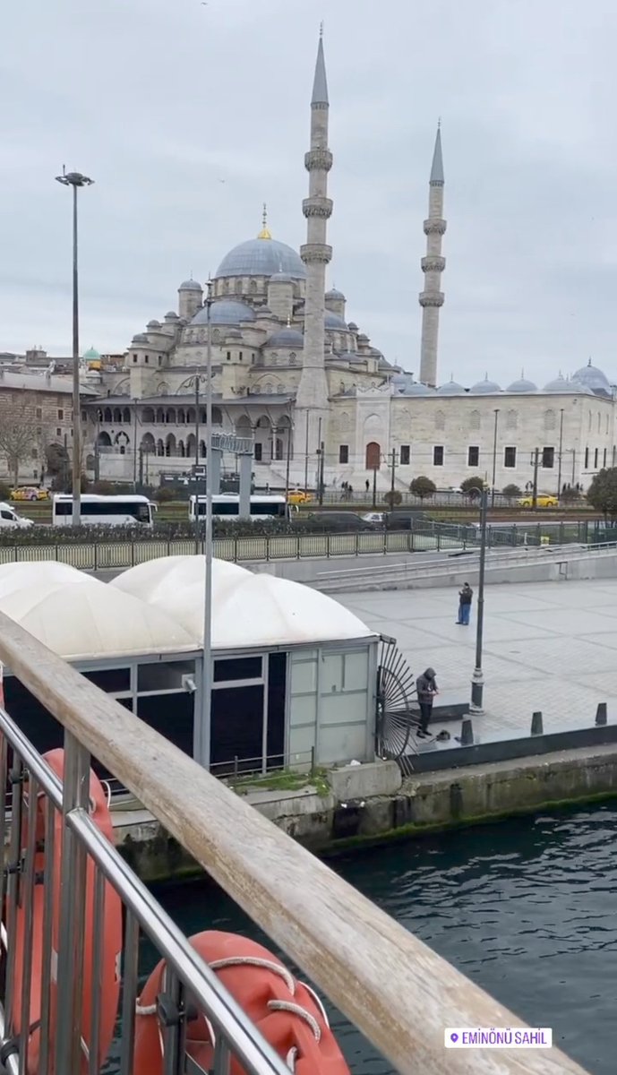 Gülüşünde bir şey var, hep içime dokunur."🔸