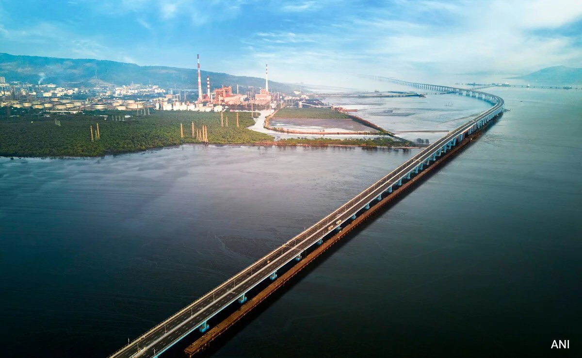 #AtalSetuBridge , the longest sea bridge , landmark Marvel of Mumbai infrastructure,  received 45,000 visitors on its opening day !!