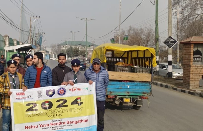 Knovatic_found's tweet photo. Yesterday at Hazratbal, sgr regarding traffic awareness programe under @nyksindia Road Safety week 2024 program, along with the volunteers of @bsgnhq supported by @SSPTFCSGR @Knovatic_found 
Together we can save millions of life.
@Shahim_Nisar 
@OfficeOfLGJandK https://t.co/9oDNpE1u7t