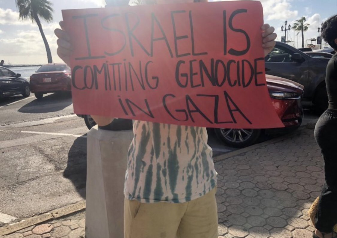 papi_punky's tweet photo. Arubans protest for Palestine infront of the house of Parliament. 
Free Palestine 🇵🇸🇦🇼 https://t.co/exa6StkOm6