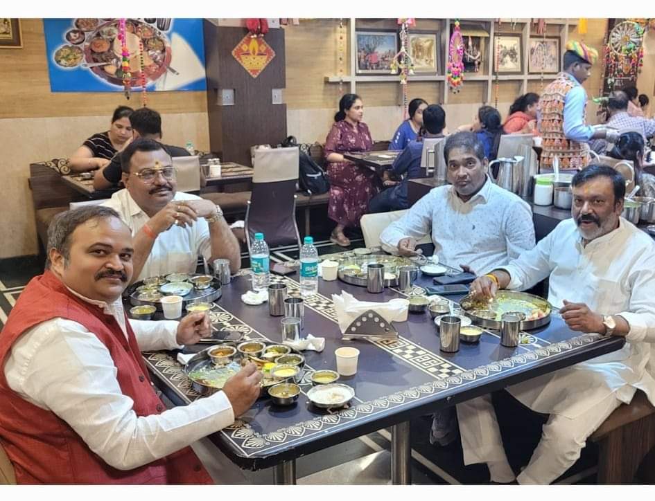 आज शिवसेना उद्धव ठाकरे गुट के प्रवक्ता श्री आनंद दुबे , भाई भोलेनाथ तिवारी, भाई सुरेश तिवारी जी के साथ मालाड  मुम्बई  में भोजन का आनंद लिया।