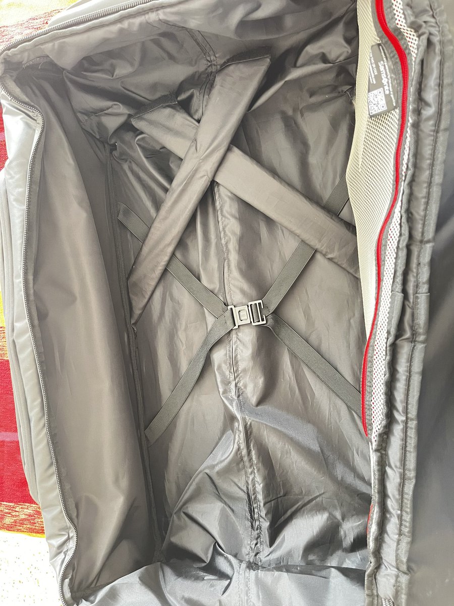 Cose utili. Presa ieri (un regalo di Natale) una @MySamsonite Ecodiver da 122 litri. Inizialmente mi avevano regalato una North Face rigida ‘All Weather’ in nylon balistico ma era troppo piccola (75litri). Qui ci sta comodamente il giubbotto antiproiettile anche senza doverlo