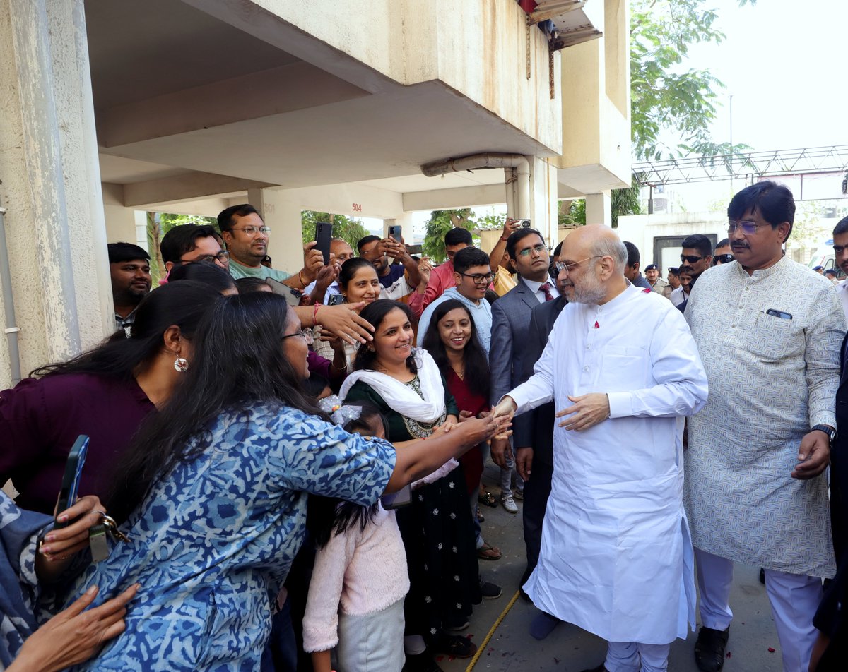 AmitShah's tweet photo. ગાંધીનગર લોકસભા ક્ષેત્રમાં સમાવિષ્ટ વેજલપુર વિધાનસભાની બહેનો અને ભાઈઓ સાથે ઉત્તરાયણ પતંગ મહોત્સવની ઉજવણી કરી.

गांधीनगर की वेजलपुर विधानसभा के बहनों-भाइयों के साथ उत्तरायण पतंग महोत्सव मनाया। https://t.co/yKUtOI6AMf