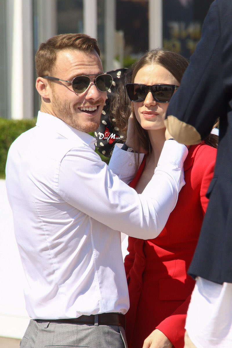 arab2turk's tweet photo. #KeremBürsin #SerenaySarıkaya
تصالح الثنائي كرم بورسين و سيريناي ساريكايا https://t.co/6Wvt9xNiln