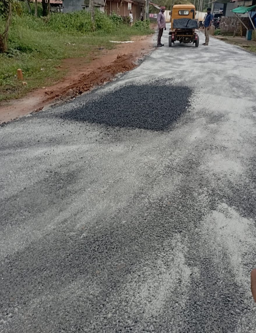 NoushadKottay's tweet photo. @PMGSY_NRRDA @GoiMord @MoRD_GoI @MoRD_GoI @nitin_gadkari @CMOKerala  @MBRajeshCPM @riyasdyfi @PMOIndia  #PMGSY #RuralRoads #merisadak "T01-Edathiruthy - Madhurampilly Chenthrappinni Road" Package#KR1398 under #PMGSY is being constructed with pathetic quality. Plz intervene.Thanks https://t.co/nCQjf9wU6N