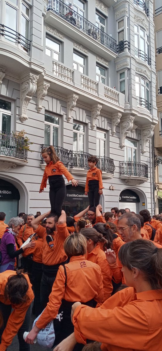 AccioCulturalPV's tweet photo. Els carrers de València a vessar. La València lliure, multicultural, d'arrels i futur, demostrant que la #forçadelagent és més que la censura i l'odi. #SomPaísValencià #maguesdegener https://t.co/NLwylJv7zc